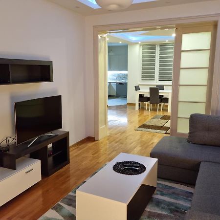 De Luxe Republic Square Apartment Of 100Sqm Belgrád Kültér fotó